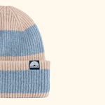 Beanie - Blue Lagon Twist mit breiten Streifen, gefalteter Umschlag und WESORA-Logo, aus recyceltem Polyester, fotografiert auf cremefarbenem Hintergrund.