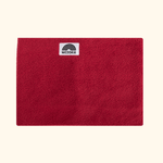 Fleece Neckwarmer - Frosty Bordeaux mit weißem WESORA-Label, fotografiert in Nahaufnahme, präsentiert elegantes, winterliches Design mit modernem Touch.