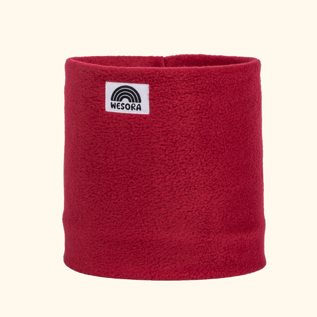 Fleece Neckwarmer - Frosty Bordeaux mit WESORA-Label, tiefrot und elegant, perfekt für stilvolle Winterabenteuer.
