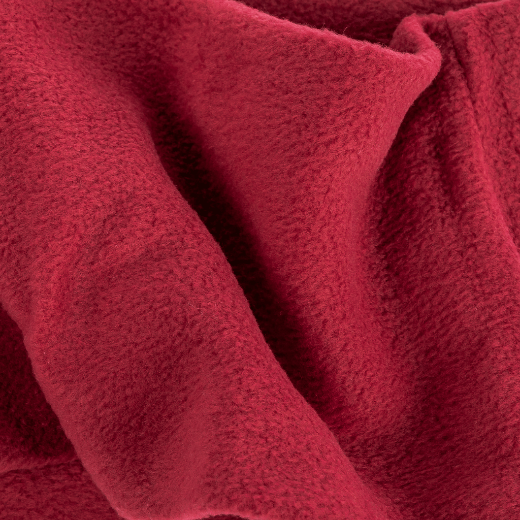 Fleece Neckwarmer - Frosty Bordeaux mit weichem, flauschigem Textil, das leicht gefaltet ist, fotografiert in Nahaufnahme.