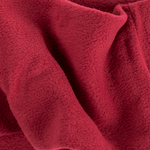 Fleece Neckwarmer - Frosty Bordeaux mit weichem, flauschigem Textil, das leicht gefaltet ist, fotografiert in Nahaufnahme.