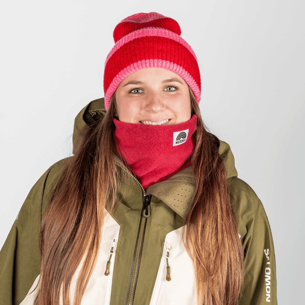 Fleece Neckwarmer - Frosty Bordeaux mit kleinem WESOM-Logo, getragen von Person in Winterkleidung, fotografiert vor hellem Hintergrund.