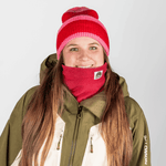 Fleece Neckwarmer - Frosty Bordeaux mit kleinem WESOM-Logo, getragen von Person in Winterkleidung, fotografiert vor hellem Hintergrund.