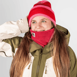 Fleece Neckwarmer - Frosty Bordeaux mit kleinem Logo-Tag, getragen von junger Person in Winterkleidung, lächelnd, vor schlichtem Hintergrund fotografiert.