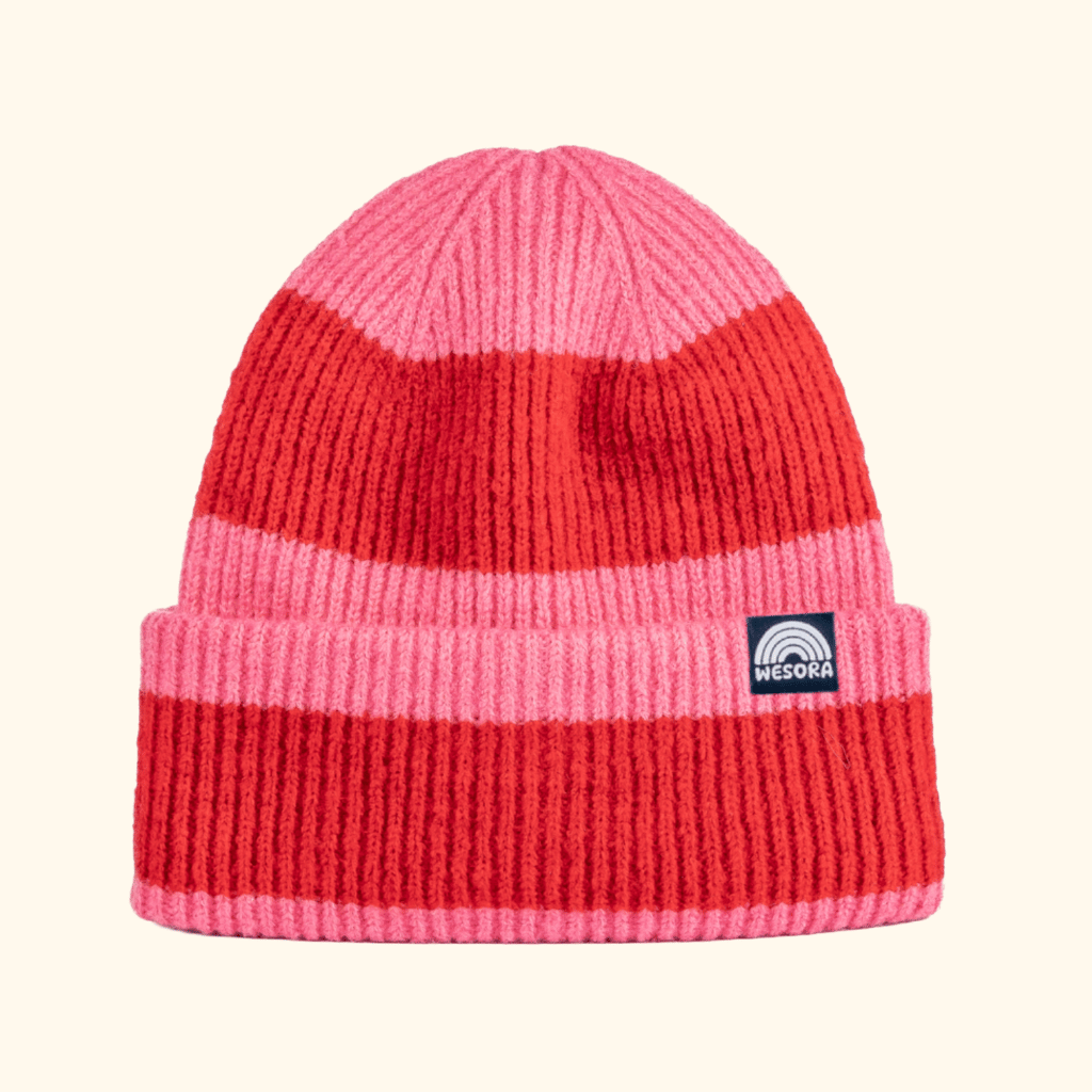 Beanie - Pink Berry Twist mit pink-roten Streifen und WESORA-Label auf dem Umschlag, geripptes Design für Komfort und Wärme.