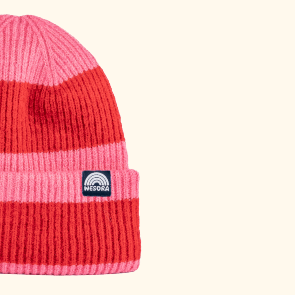 Beanie - Pink Berry Twist mit roten und rosa Streifen, breiter Umschlag, WESORA-Logo auf Etikett, nachhaltiger, recycelter Polyester, doppellagiger Strick.