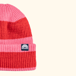 Beanie - Pink Berry Twist mit roten und rosa Streifen, breiter Umschlag, WESORA-Logo auf Etikett, nachhaltiger, recycelter Polyester, doppellagiger Strick.