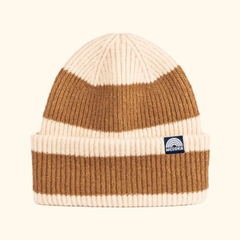 Beanie - Toffee Twist mit breiten Streifen, geripptem Strickdesign und WESORA-Label auf dem Umschlag, aus recyceltem Polyester gefertigt.