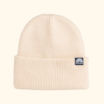 Beanie - Vanilla White aus ribbgestricktem recyceltem Polyester mit umgeschlagenem Saum und Regenbogenlogo WESORA, fotografiert in Nahaufnahme.