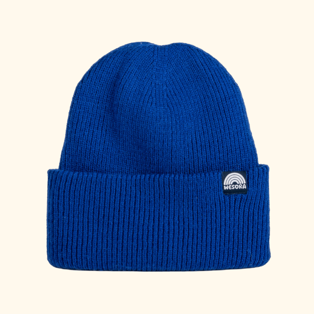 Beanie - Bright Royal mit geripptem Strickdesign und breitem Umschlag, zeigt kleines WESORA-Label mit Regenbogen, ideal für stilvolle, umweltbewusste Abenteuer.