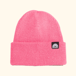 Beanie - True Pink mit breitem Umschlag, kleiner schwarzer Label mit Regenbogen und WESORA; doppellagiger gerippter Strick für Komfort und Wärme.