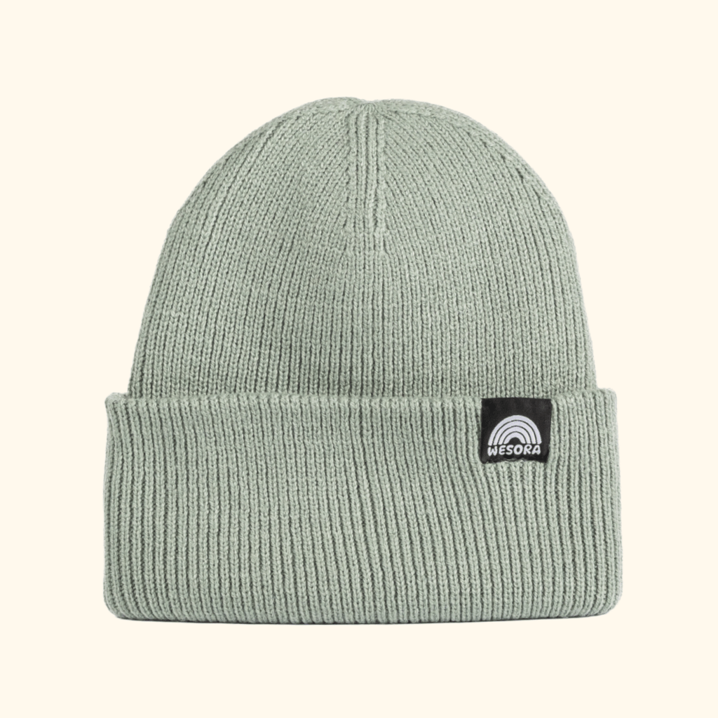 Beanie - Fresh Mint mit gefalteter Krempe und schwarzem Label von WESORA, aus recyceltem Polyester, bietet Komfort durch doppelten Rippstrick.
