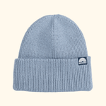 Beanie - Baby Blue mit geripptem Strickdesign und breitem Umschlag, WESORA-Patch am Umschlag, aus recyceltem Polyester, für stilvolles und umweltbewusstes Tragen.