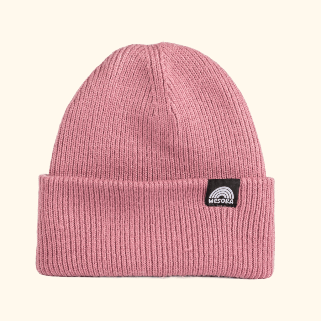Beanie - Dusty Lilac mit weichem Rippstrick, breitem Umschlag und WESORA-Label, fotografiert in Nahaufnahme, ideal für stilvolle, umweltbewusste Abenteuer.