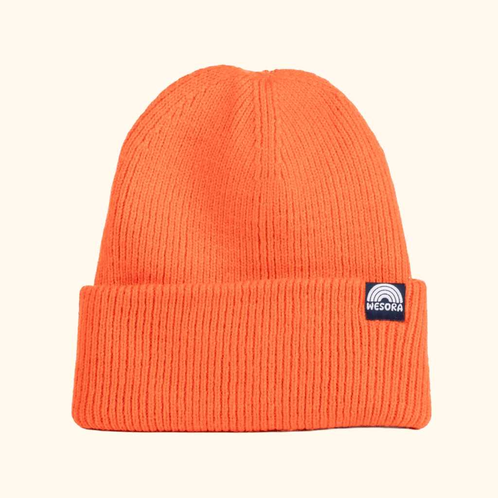 Beanie - Sunset Red mit breitem Umschlag und WESORA-Label, aus recyceltem Polyester, doppellagig gerippt, für stilvollen, warmen Tragekomfort.