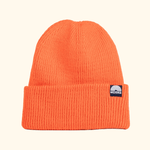 Beanie - Sunset Red mit breitem Umschlag und WESORA-Label, aus recyceltem Polyester, doppellagig gerippt, für stilvollen, warmen Tragekomfort.