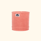 Fleece Neckwarmer - Berry Blossom Kid mit regenbogenfarbenem WESORA-Logo, zylindrische Form, ideal für winterliche Abenteuer und warme Geborgenheit.
