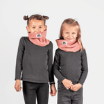 Fleece Neckwarmer - Berry Blossom Kid, getragen von zwei Kindern mit schwarzen Oberteilen, fotografiert vor neutralem Hintergrund, zeigt verspielte Winteraccessoires von WESORA.