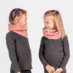 Fleece Neckwarmer - Berry Blossom Kid, getragen von zwei lächelnden Mädchen, fotografiert in Studioansicht, zeigt stilvollen, verspielten Winterschutz.