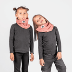 Fleece Neckwarmer - Berry Blossom Kid, getragen von zwei spielerischen Kindern, fotografiert vor einem schlichten Hintergrund, modelliert mit fröhlichen Gesichtern.