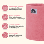 Fleece Neckwarmer - Berry Blossom, handgefertigt in Deutschland, ideal für Sport und Outdoor, mit WESORA-Label, in sattem Beerenrosa.