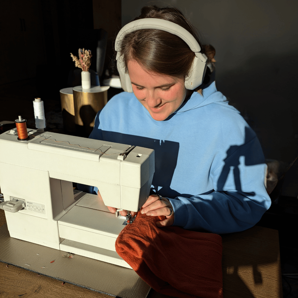 Lara Frost an der Nähmaschine beim Nähen der hangemachten Neckwarmer