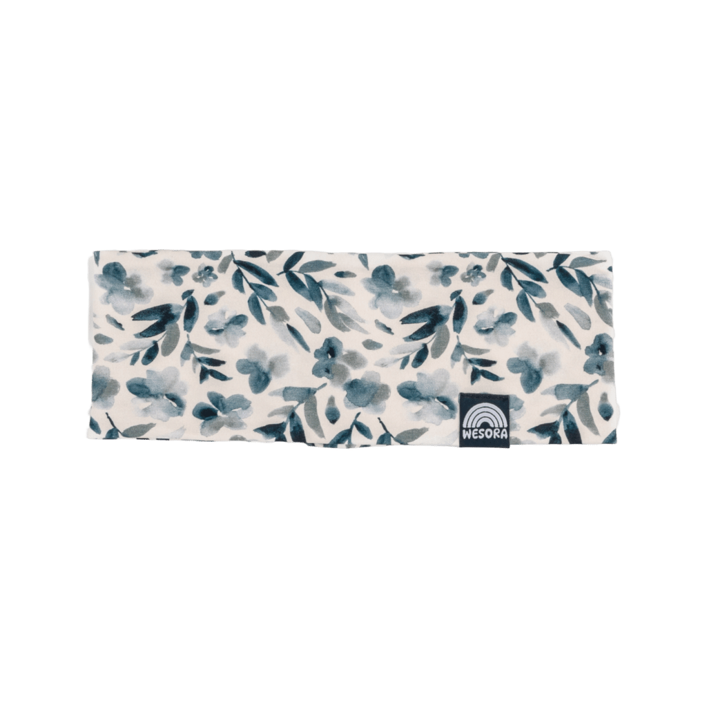 Stirnband - Blue Blossom mit Aquarell-Blumenmuster in Blautönen, flach liegend, kleines WESORA-Logo in der Ecke, handgenäht in Deutschland.