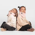 Fleece Neckwarmer - Candy Rose Kid mit „NESORA“-Logo, getragen von lächelnden Kindern in neutralen Fleece-Pullovern, Rücken an Rücken sitzend.