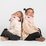 Fleece Neckwarmer - Candy Rose Kid mit „NESORA“-Logo, getragen von lächelnden Kindern in neutralen Fleece-Pullovern, Rücken an Rücken sitzend.