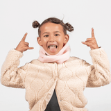 Fleece Neckwarmer - Candy Rose Kid, getragen von einem spielenden Kind mit zwei Buns, das fröhlich in die Kamera blickt und die Rock on-Geste zeigt.