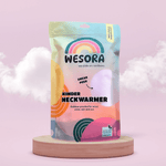 Fleece Neckwarmer - Candy Rose Kid in Verpackung mit Sichtfenster, wetterfest, auf Holzsockel präsentiert. Designed in Österreich, recycelbar. Ideal für Outdoor-Abenteuer.