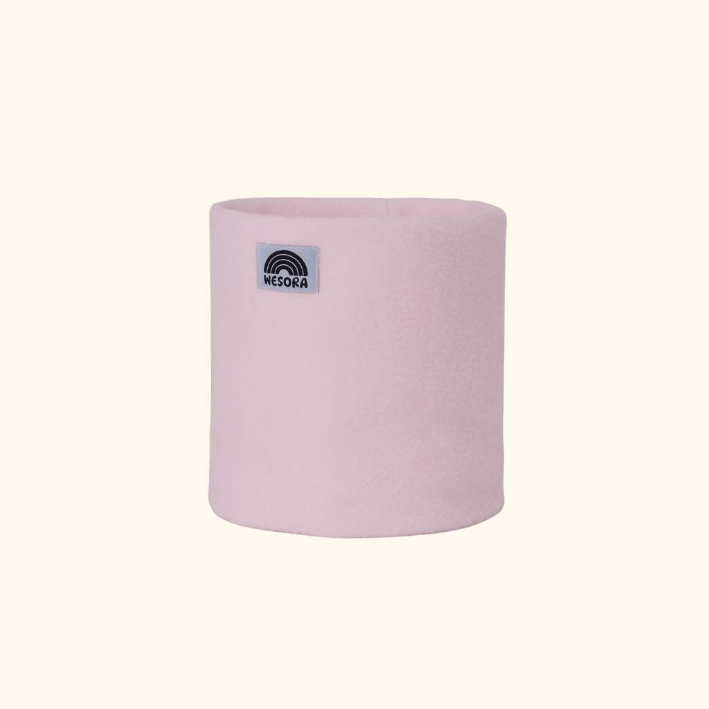 Fleece Neckwarmer - Candy Rose Kid mit Regenbogenlogo-Tag, fotografiert in Nahaufnahme, ideal für fröhliche Abenteuer mit WESORA-Charme.