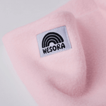 Fleece Neckwarmer - Candy Rose Kid mit WESORA-Logo und schwarzem Regenbogen, sanftes Rosa, ideal für Abenteuer, hält warm und strahlt Freundlichkeit aus.