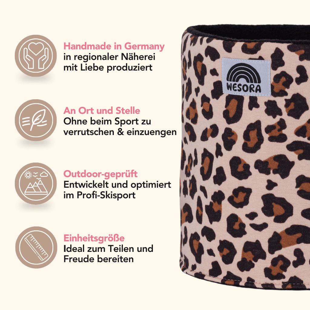 Printed Neckwarmer - Classic Leo mit zeitlosem Leo-Muster, handgefertigt in Deutschland, als vielseitiges Accessoire für Sport und Abenteuer, abgebildet als Stofftube mit WESORA-Patch.