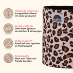 Printed Neckwarmer - Classic Leo mit zeitlosem Leo-Muster, handgefertigt in Deutschland, als vielseitiges Accessoire für Sport und Abenteuer, abgebildet als Stofftube mit WESORA-Patch.
