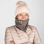 Fleece Neckwarmer - Cloudy Grey, getragen von einer Person mit verschränkten Armen, zeigt nur Augen und Nasenrücken, in einer neutralen Umgebung.