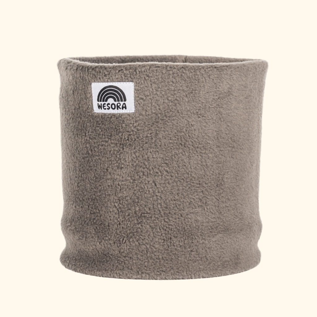 Fleece Neckwarmer - Cloudy Grey mit kleinem Label WESORA bogenförmig, sanft und stilvoll, ideal für alle Abenteuer.