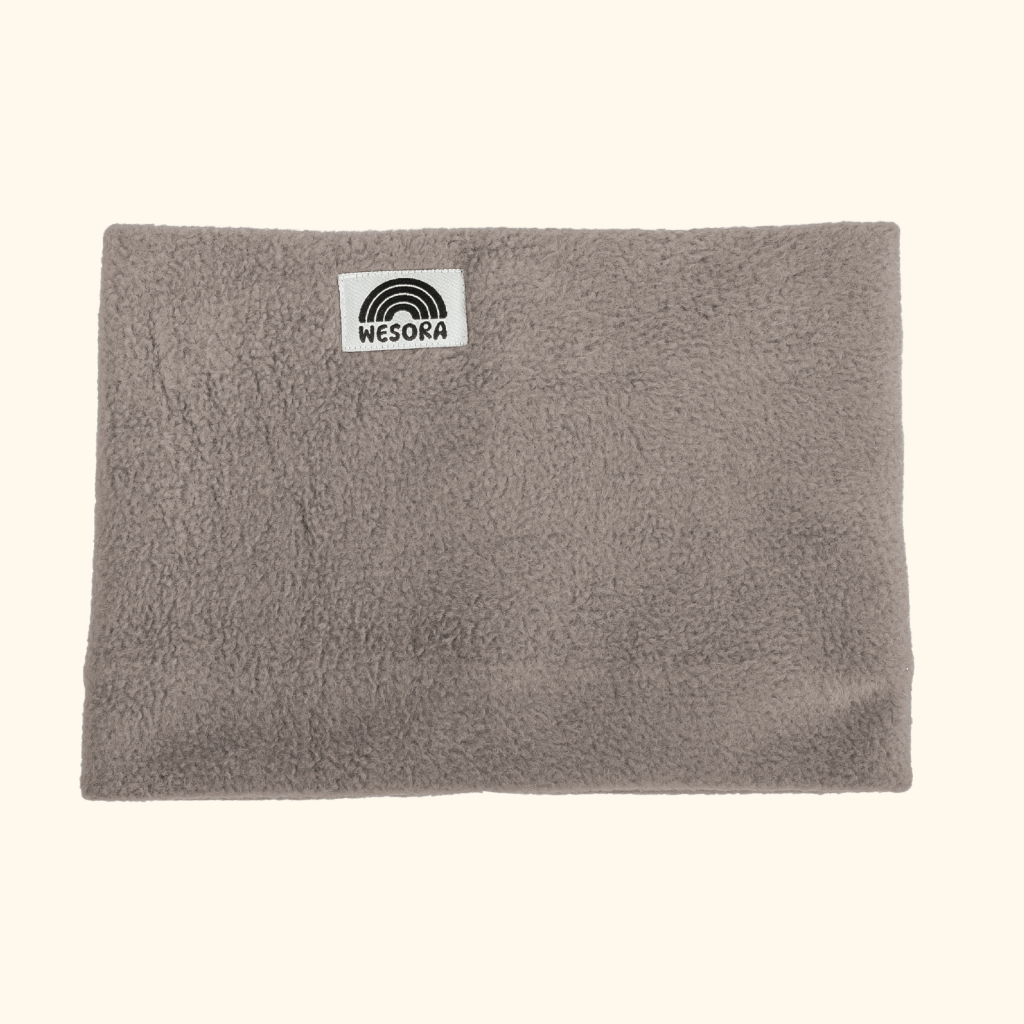 Fleece Neckwarmer - Cloudy Grey mit weißem Logoetikett, flach ausgelegt, handgefertigt von WESORA, ideal für stilvolle und verantwortungsvolle Outdoor-Abenteuer.