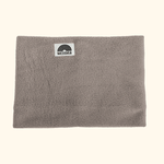 Fleece Neckwarmer - Cloudy Grey mit weißem Logoetikett, flach ausgelegt, handgefertigt von WESORA, ideal für stilvolle und verantwortungsvolle Outdoor-Abenteuer.