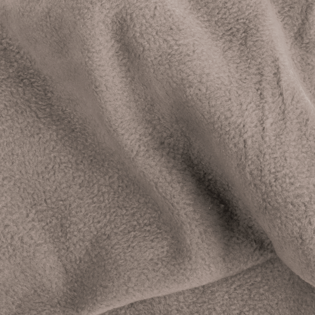 Fleece Neckwarmer - Cloudy Grey mit weicher, flauschiger Textur, sanft gefaltet, fotografiert in Nahaufnahme.