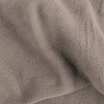 Fleece Neckwarmer - Cloudy Grey mit weicher, flauschiger Textur, sanft gefaltet, fotografiert in Nahaufnahme.