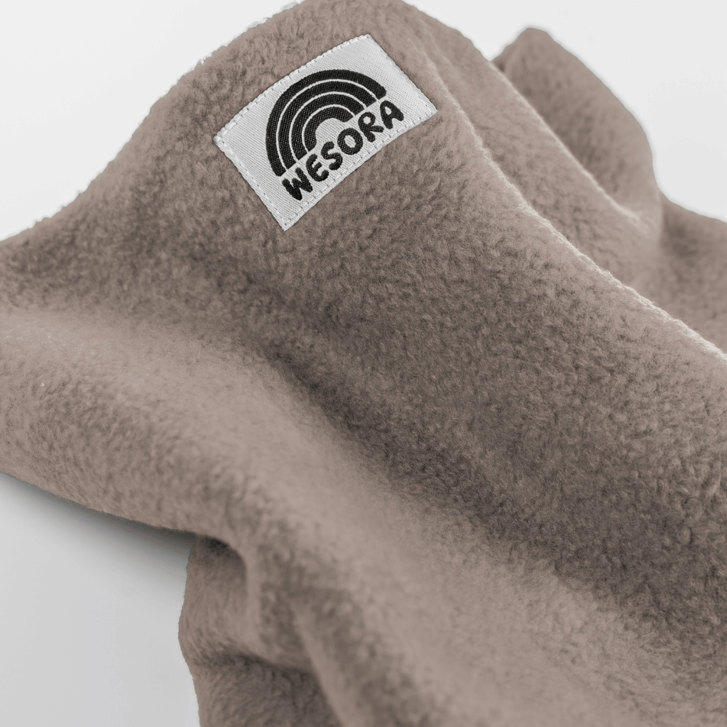 Fleece Neckwarmer - Cloudy Grey mit weißem Label, schwarzem Regenbogen, Nahaufnahme.