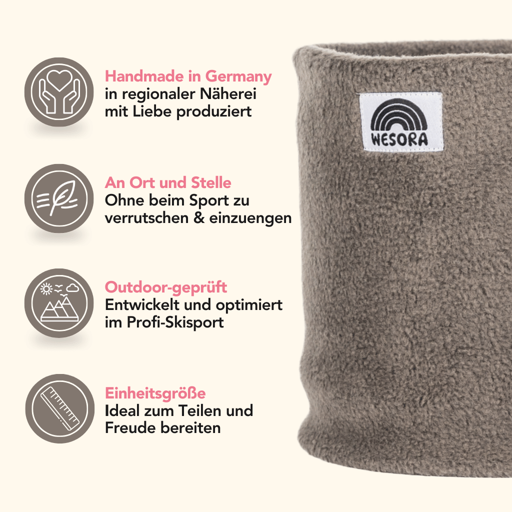 Fleece Neckwarmer - Cloudy Grey, handgefertigt in Deutschland, zeigt ikonische Funktionen und ist ideal für Outdoor-Aktivitäten. WESORA-Label sichtbar.