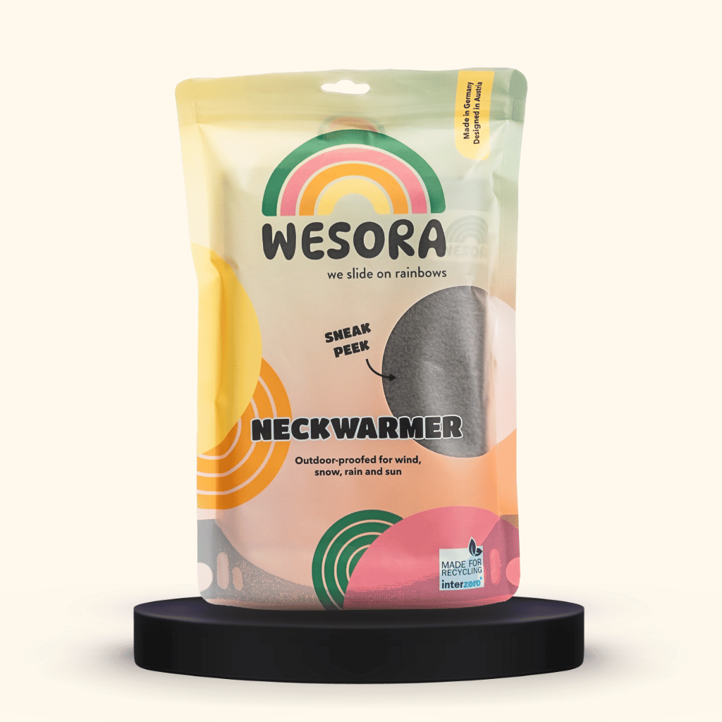 Fleece Neckwarmer - Cloudy Grey im pastellfarbenen, wiederverwendbaren Beutel mit Regenbogen-Design, Einblick ins graue Gewebe, wind- und wetterfest.