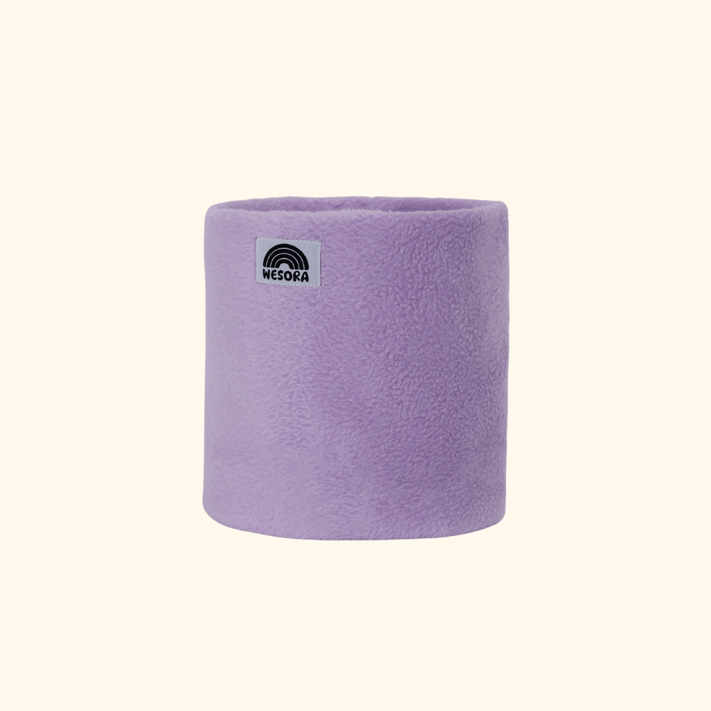 Fleece Neckwarmer - Dreamy Lilac Kid mit Regenbogenlogo, aus weichem Lavendel-Fleece, perfekt für Winterabenteuer, fotografiert in Nahaufnahme.