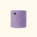 Fleece Neckwarmer - Dreamy Lilac Kid mit Regenbogenlogo, aus weichem Lavendel-Fleece, perfekt für Winterabenteuer, fotografiert in Nahaufnahme.