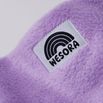 Fleece Neckwarmer - Dreamy Lilac Kid mit weichem, lila Stoff und WESORA-Label, ideal für winterliche Abenteuer und fantasievolle Momente.