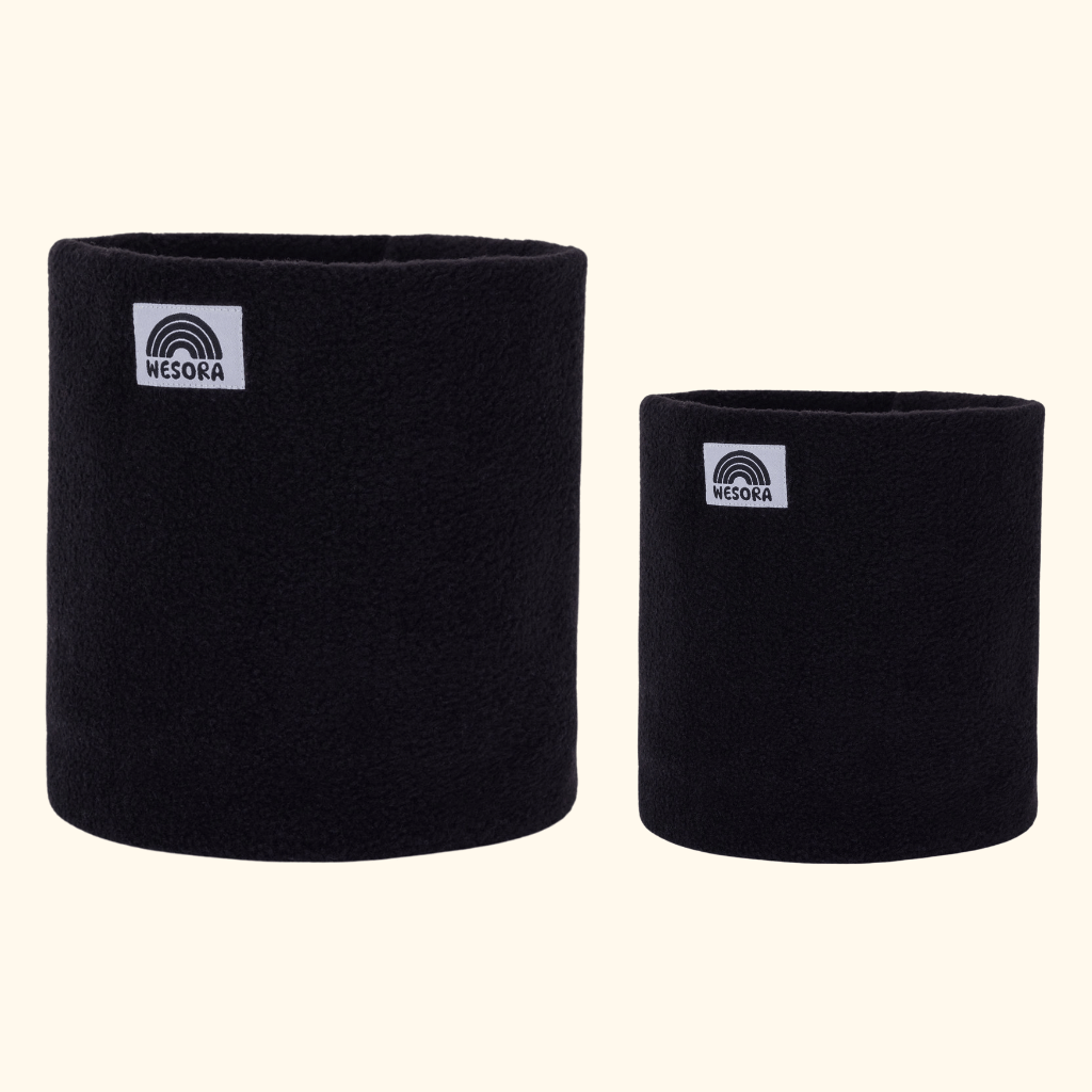 Eltern + Kind Bundle - Fleece Neckwarmer All Black mit weißen WESORA-Labels, zwei schwarze Schlauchtücher nebeneinander liegend, eines etwas größer.
