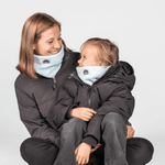 Eltern + Kind Bundle - Fleece Neckwarmer Baby Blue, getragen von lächelnder Frau und Mädchen, fotografiert im Studio, vermitteln eine warme, herzliche Stimmung.