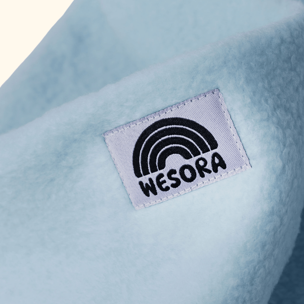 Eltern + Kind Bundle - Fleece Neckwarmer Baby Blue mit weichem Stoff und WESORA-Label, Nahaufnahme des Designs.